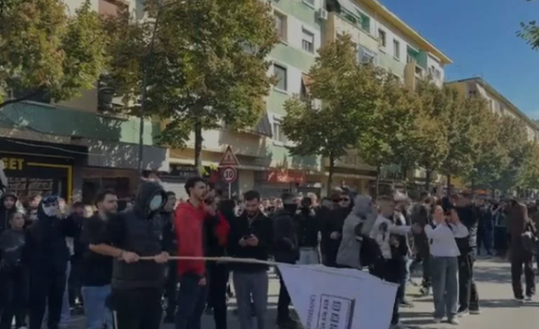 “JU URREJMË, SA TURP TË JESH POLIC”/ Protestuesit me maska thirrje kundër Policisë