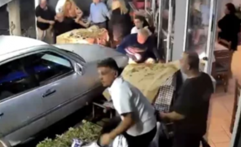 “NA SHPËTUAN VAZOT E LULEVE”/ I dehur në timon, shqiptari futet me makinë mes klientëve të një taverne në Selanik, tre të plagosur