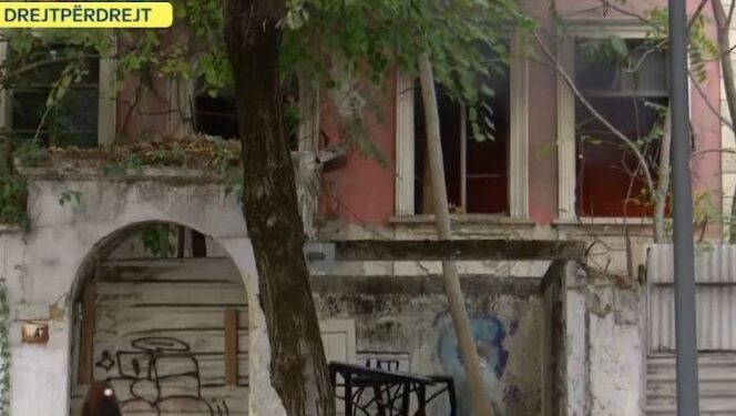 PROTESTA NË TIRANË/ I vihet zjarri një ndërtese pranë Ministrisë së Arsimit