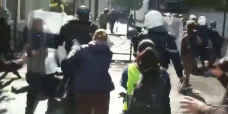 PROTESTA/ Sërish tensione para Ministrisë së Arsimit, përplasje mes protestuesve dhe policisë