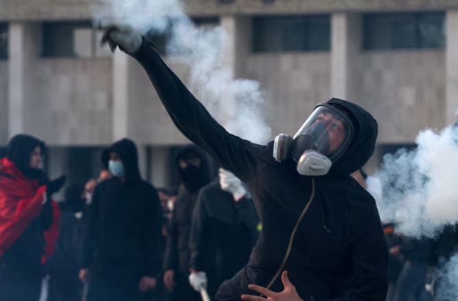 “SHQIPTARËT KËRKOJNË LARGIMIN E RAMËS”/ Reuters: Kryeministri paralajmëroi masa dhe gjoba, të rinjtë mbushin rrugët e Tiranës