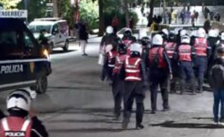 SHESHI SKËNDËRBEJ KTHEHET NË “SHTETRRETHIM”/ Policia bllokon hyrje-daljet, protestuesit hedhin molotovë