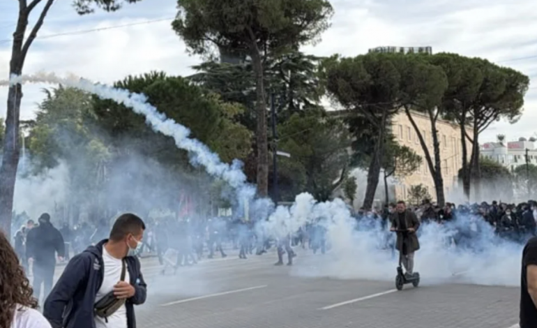 PROTESTA E PËRSHKALLËZUAR NË TIRANË/ Protestuesit mblidhen para Kryeministrisë