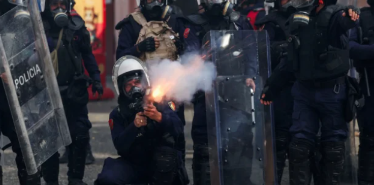 PROTESTA NË TIRANË/ 320 të lënduar, 646 të shoqëruar, mes tyre mbi 200 të mitur