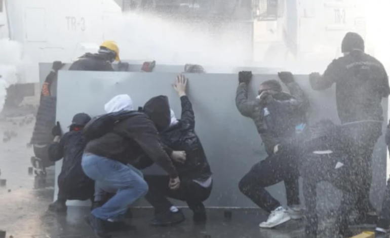 PAMJE TË RËNDA/ Policia e qëlloi me plumba gome në disa pjesë të trupit, i riu tregon plagët në gjoks, krahë dhe shpinë