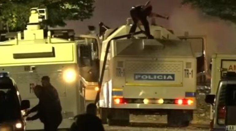 PROTESTA/ Sërish shoqërime nga efektivët, rezistenca e studentëve vazhdon. Forcat e policisë zhvendosen nga “Rruga e Durrësit”