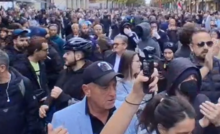 PROTESTAT/ Përplasje mes studentëve dhe demokratëve para Ministrisë së Arsimit