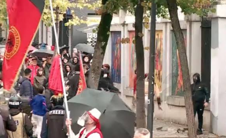 DITA E 13 E REVOLTËS STUDENTOR/ Protestuesit hedhin gurë drejt Ministrisë së Arsimit