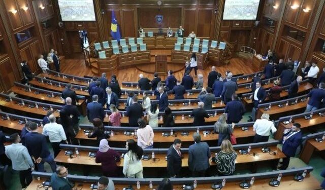 SOT, DITA VENDIMTARE PËR KOSOVËN/ Protesta për Specialen rikthehet para Kuvendit, në mesnatë skadon dhe afati për Presidentin! A do ketë sërish zgjedhje?