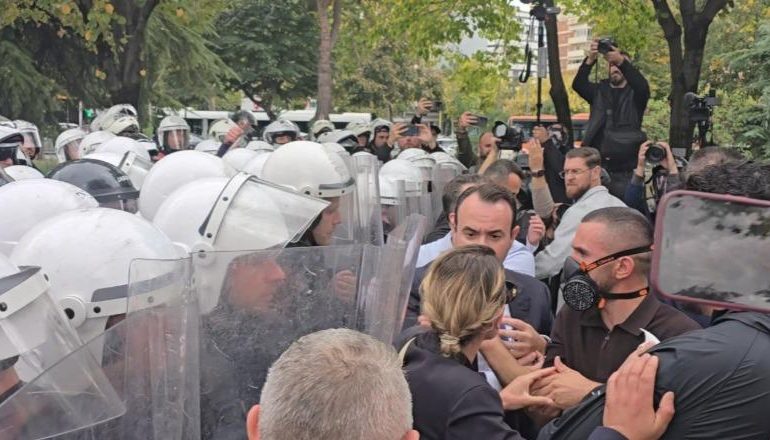 PROTESTA E PD/ Shtyrje mes Balliut e efektivëve, pason hedhja e spray-t me piper