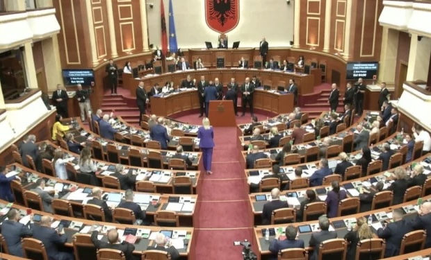 TENSIONE NË SALLËN E KUVENDIT/ Garda i afrohet foltores, deputetët e opozitës në këmbë