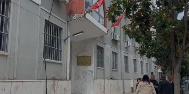 E PËSON KEQ/ U merrte punonjëseve 25 mijë lekë në muaj, lihet në burg bashkëshorti i Elisabeta Matajt