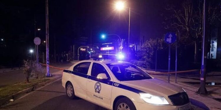 E PËSOJNË KEQ/ Tentuan t’i arratiseshin Policisë, prangoset çifti shqiptar në Selanik, iu gjenden kokainë dhe armë në makinë