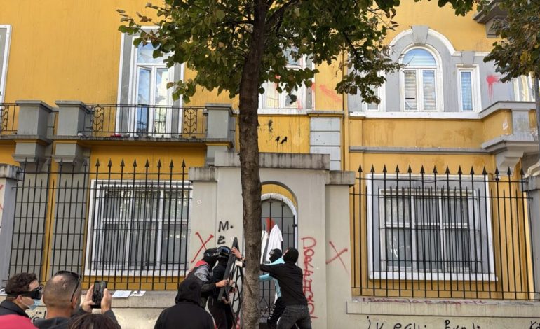 TENSIONET TE MINISTRIA E ARSIMIT/ Policia nis shoqërimet pas përplasjeve fizike, merren me forcë disa protestues