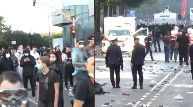 PROTESTUESIT RIKTHEHEN TE RRUGA E DURRËSIT/ Policia i përgjigjet me gaz dhe ujë! Hidhen sende të forta drejt efektivëve
