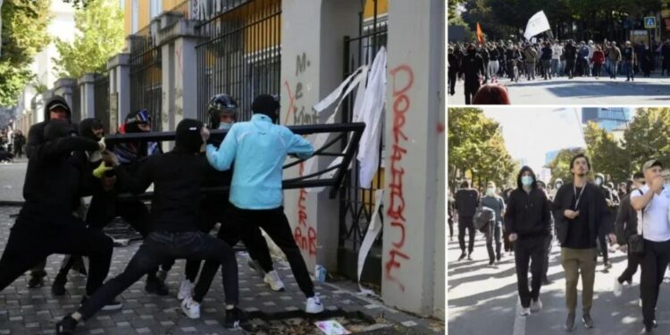 TENSIONET PARA MINISTRISË SË ARSIMIT/ Protestuesit shkulin kangjellat, hedhin molotovë e gurë