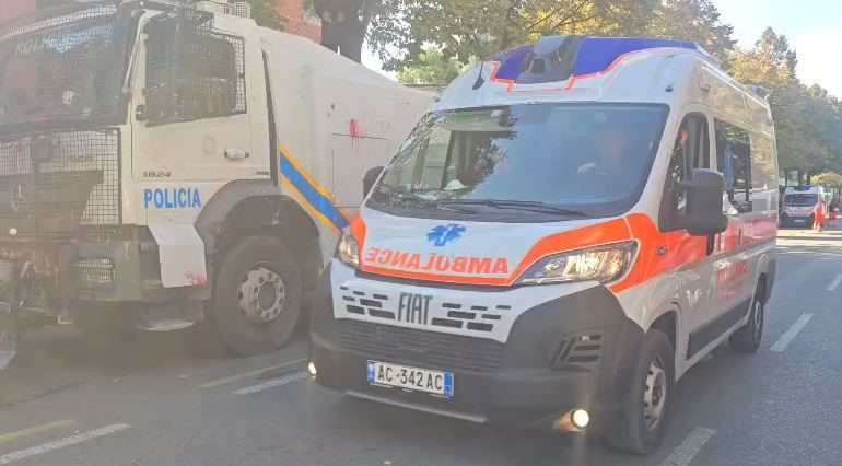 PËRPLASJA TE RRUGA E DURRËSIT/ Protestuesit lëndohen nga gazi lotsjellës, qytetarit i bie të fikët, kërkohet me urgjencë ambulanca