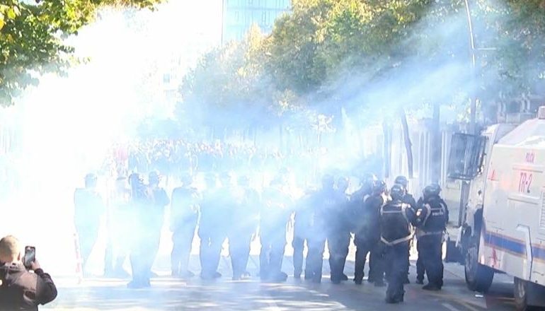 PROTESTA/ Protestuesit rinisin sulmet me gurë e fishekzjarrë ndaj efektivëve, policia përgjigjet me gaz lotsjellës