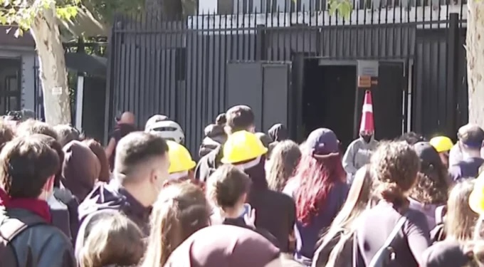 SULMOHET GJYKATA E APELIT NË TIRANË/ Protestuesit drejtohen nga “Brryli”, Policia në ndjekje