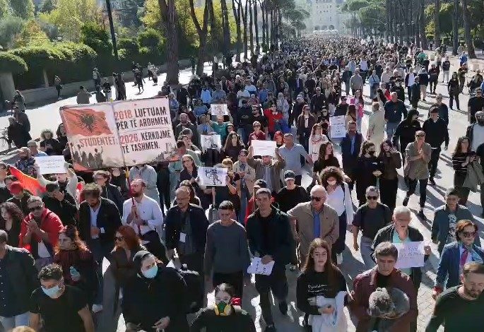 PROTESTA/ Studentët dhe pedagogët nuk ndalen, vijojnë thirrjet kundër Ramës nga Bulevardi: Pa rini nuk ka Shqipëri