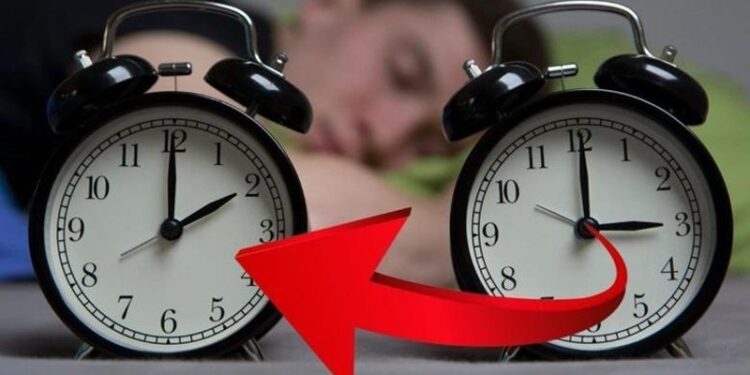 ZYRTARISHT NË ORËN DIMËRORE/ Akrepat kthehen 60 minuta pas