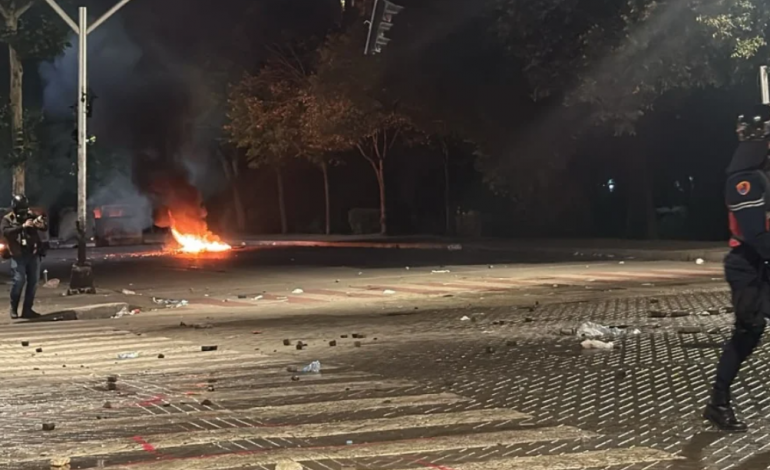 BILANCI I PROTESTËS NË TIRANË/ 11 të lënduar, mes tyre 3 të mitur! Edhe efektivë policie e kalimtarë në spital
