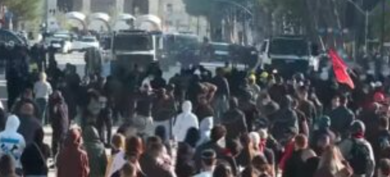 NISIN TENSIONET/ Policia hedh gaz lotsjellës në drejtim të protestuesve. Studentët rezistojnë, nuk tërhiqen