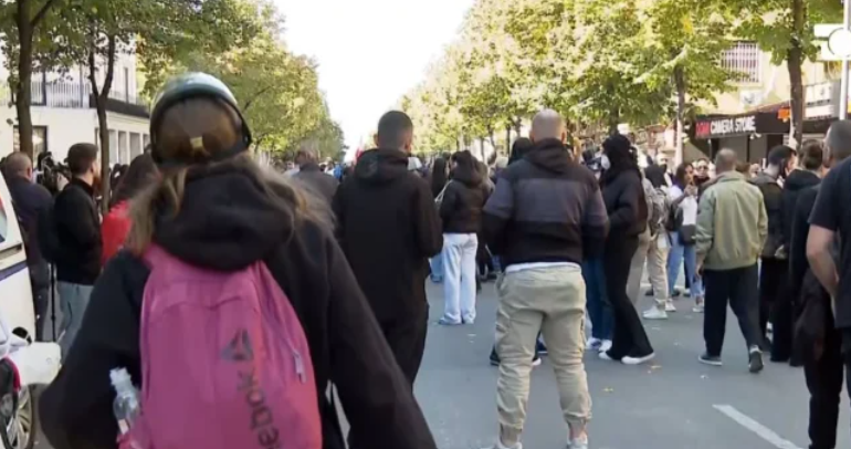 TENSIONE NË PROTESTË/ Nis hedhja e gurëve