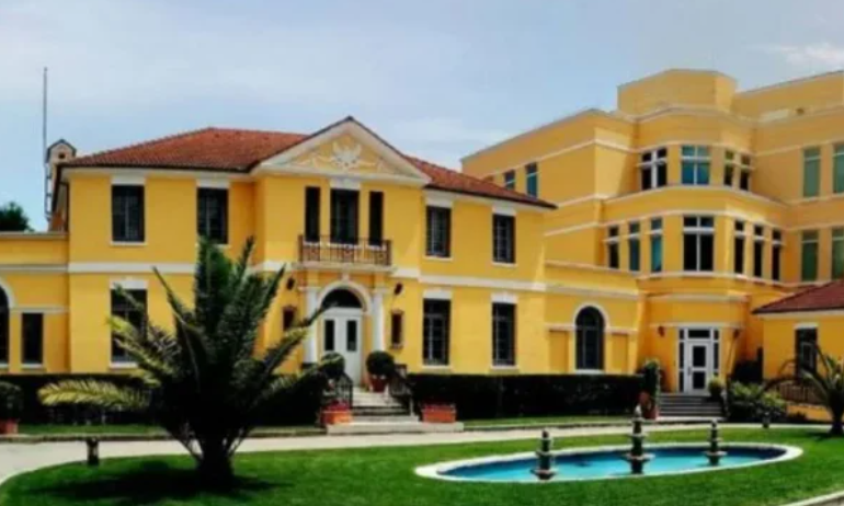 “QËNDRONI VIGJILENTË”/ Protesta në Tiranë, ambasada e SHBA-ve paralajmëron shtetasit e vet: Është e dhunshme, mund të zgjerohet në ndërtesat qeveritare