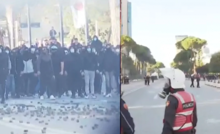 TENSIONE TE KRYEMINISTRIA/ Protestuesit sulmojnë me gurë efektivët, policia i përgjigjet me gaz lotsjellës dhe ujë