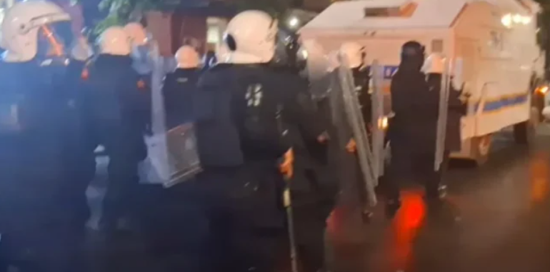 PËRPLASJE NË MYSLYM SHYR/ Policia ndjek protestuesit, ata fshihen nëpër rrugica, hidhen molotovë drejt autobotit të ujit