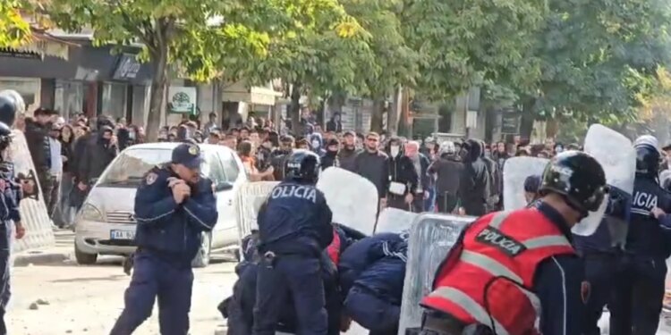 PROTESTË E DHUNSHME EDHE NË DURRËS/ Shoqërime masive nga forcat e rendit, pesë policë në spital