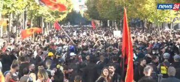 STUDENTËT PARA MINISTRISË SË ARSIMIT/ Revolta e të rinjve kundër Ramës në ditën e 12-të
