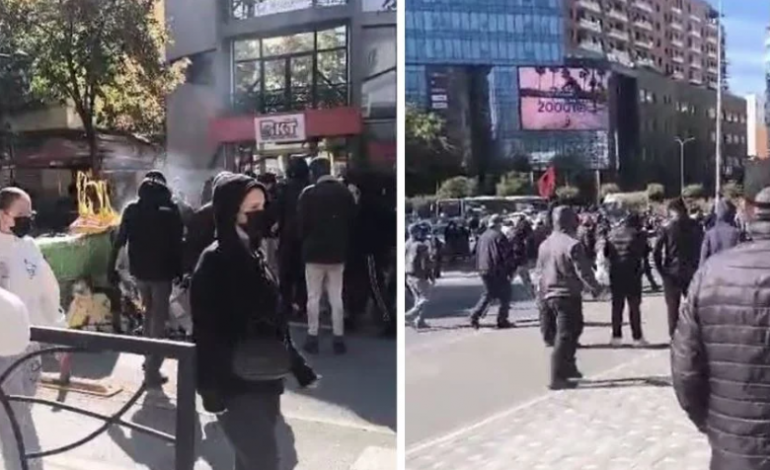 PROTESTA/ Bllokohet Zogu i Zi në Tiranë, të rinjtë u vendosin flakën koshave