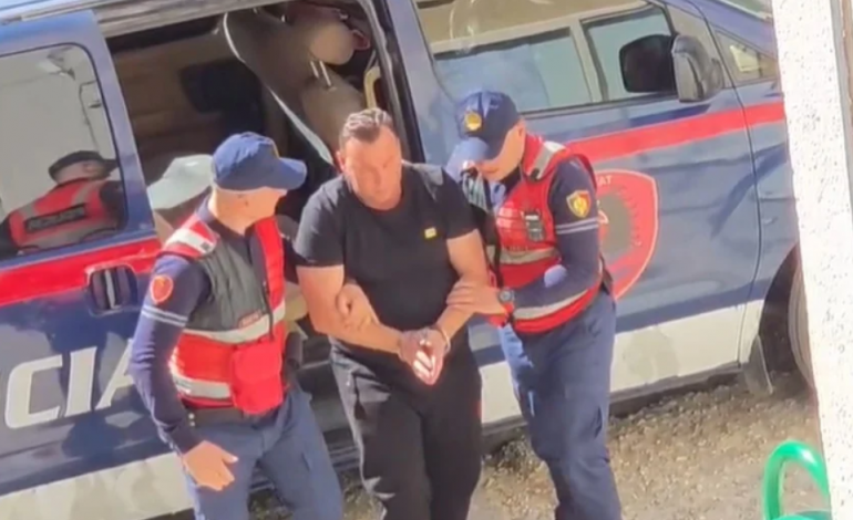 U VU NË PRANGA PAS DENONCIMIT TË TË MITURVE/ Këngëtari Erind Xhaferi del para gjykatës së Fierit