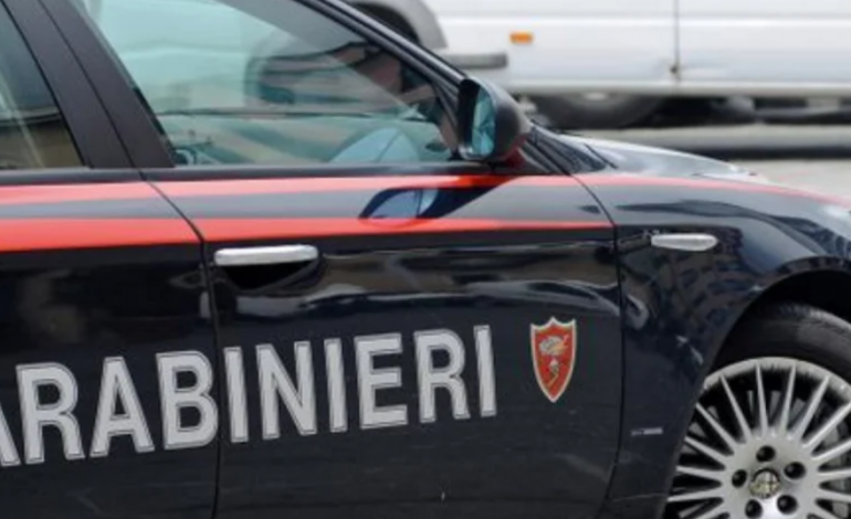 E KËRCËNONTE ME TELEFONATA DHE MESAZHE/ Shqiptari ndjek ish-partneren deri në piceri, gruaja mbyllet në tualet dhe telefonon policinë