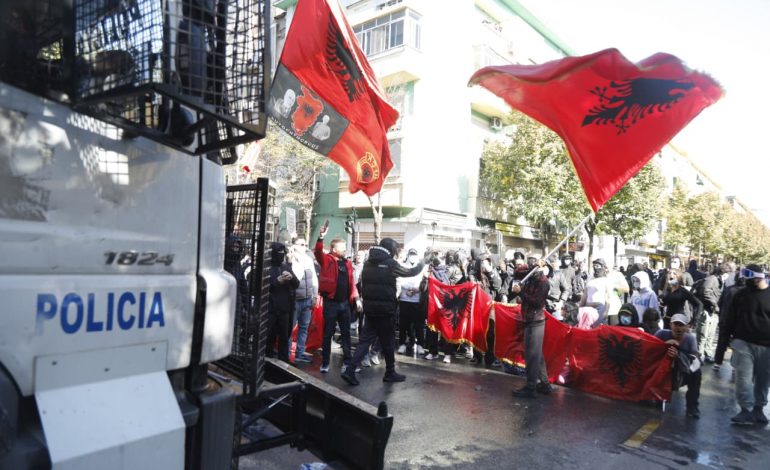 DHUNA NDAJ TË RINJVE NË PROTESTË/ Pezullohen nga detyra dy efektivët e Komisariatit Nr.3