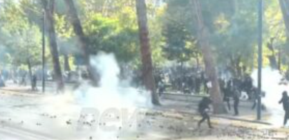 TENSIONE NË BULEVARD/ Policia me gaz lotsjellës, protestuesit përgjigjen me gurë