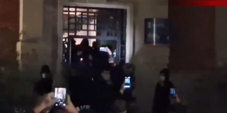 TENSIONET/ Protestuesit mësyjnë në Bashkinë e Tiranës, shqyejnë derën, shkatërrojnë dhe ndezin zjarr! Policia arreston disa prej tyre (FOTO)