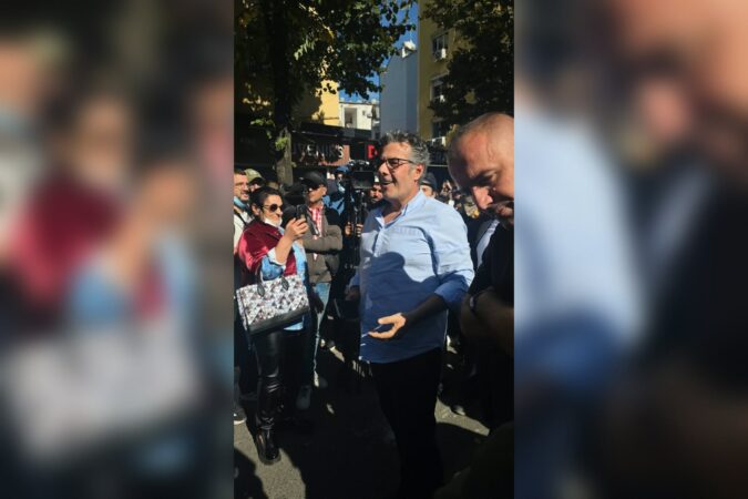 “DEPUTETË TË KRIMIT”/ Studentët përzënë nga protesta Edi Palokën