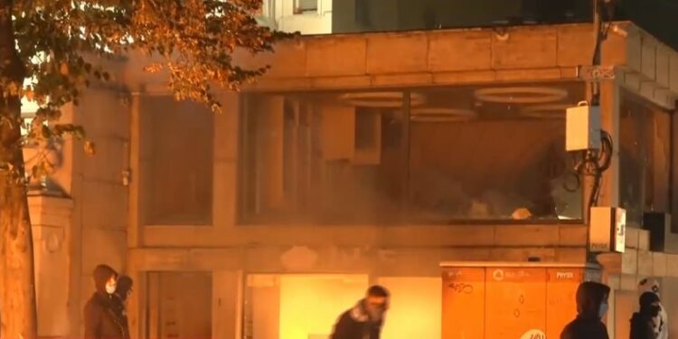 PAMJET/ Protestuesit kalojnë në fazën tjetër të dhunës, pas shkatërrimit i vënë edhe zjarrin bizneseve