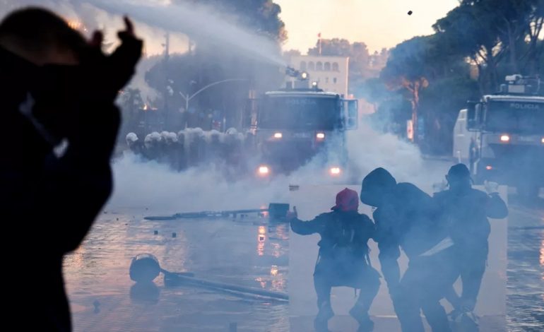 PROTESTA E STUDENTËVE JEHONË NË MEDIAT FRANCEZE/ “Le Monde” dhe “Le Figaro”: Rrugët e Tiranës ziejnë nga zemërimi ndaj Ramës