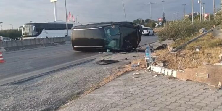 AKSIDENT NË LUSHNJE/ Automjeti kthehet përmbys në mes të rrugës! Shoferi përfundon në spital, dyshohet se ishte me shpejtësi të lartë