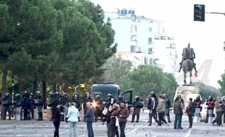 POLICIA “RRETHON” BULEVARDIN/ Protestuesit shpërndahen në zona të tjera, gazetari: Efektivët me sjellje rrugaçërish