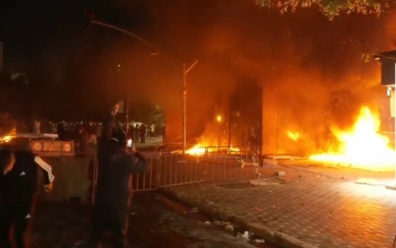 VIJON PROTESTA/ Protestuesit hyjnë në Komisariatin nr. 2 dhe e shkatërrojnë me molotov! Situata del jashtë kontrollit, efektivët dhunohen barbarisht