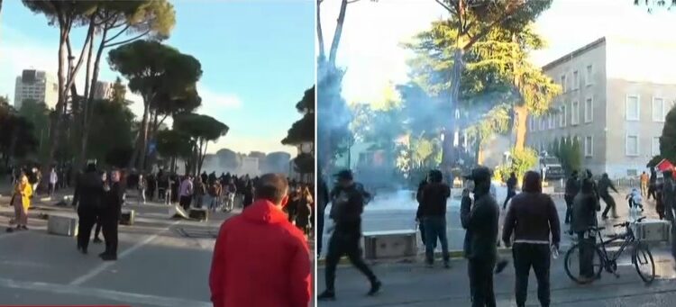 PËRSHKALLËZOHET SITUATA/ Prtotestuesit sulmojnë me gurë edhe Kryeministrinë! Shkulin pllakat e trotuarit dhe godasin godinën, përdorin dhe molotov