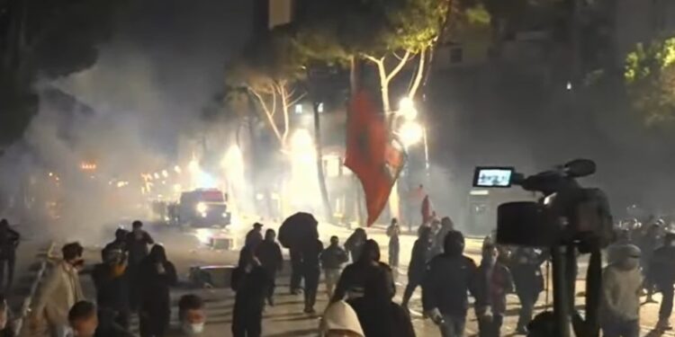 TENSIONE NË BULEVARD/ Protestuesit sulmojnë me gurë edhe makinat e mediave