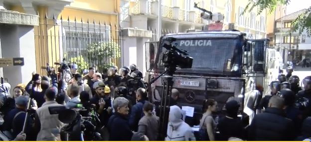 “DORËHEQJE”/ Studentë dhe pedagogë protestë para Ministrisë së Arsimit, thirrje kundër qeverisë