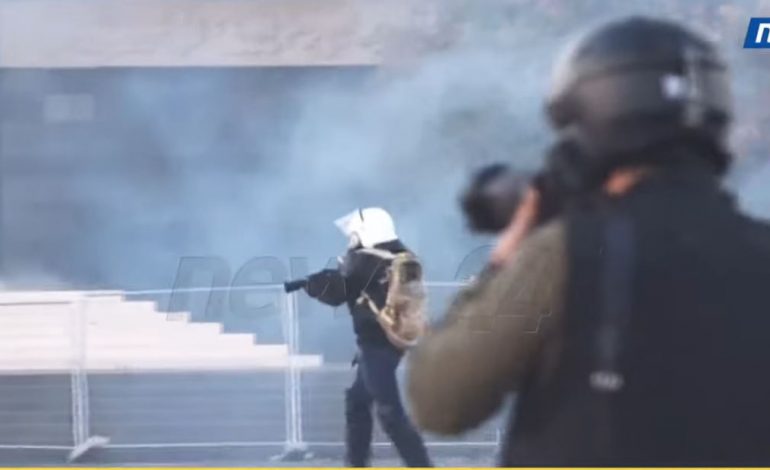 VIDEOLAJM/ Policia qëllon me plumba manovër protestuesit