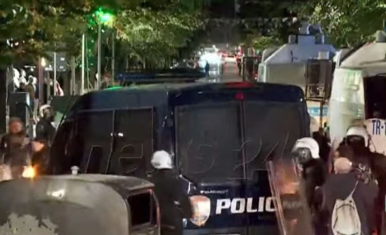 PAMJET/ Policia e shpërndarë në disa zona në Tiranë, efektivët ndjekin të rinjtë, nisin shoqërimet e studentëve